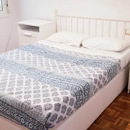 Апартаменти 3 Bedrooms Soho Parking Included *